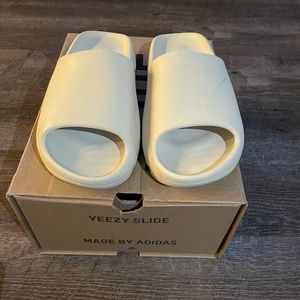 Yeezy Slides Pure